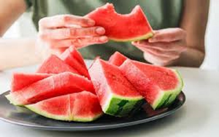 তরমুজে এক চিমটি লবণ মিশিয়ে খাবেন যে কারণে